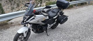 Honda NC 750X con maletas y baúl