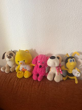 Lote de 5 peluches: perros y abeja