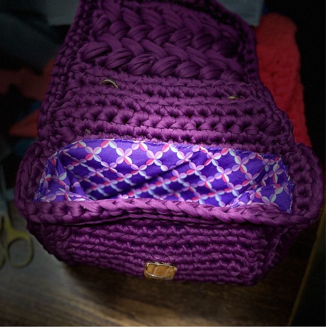 Borsa uncinetto viola con catena dorata