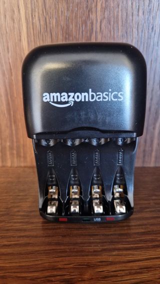 Cargador Pilas Amazon Basics AA AAA