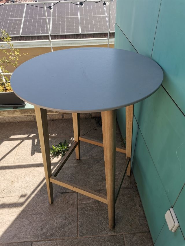 Tavolo rotondo alto 70cm in legno e cemento