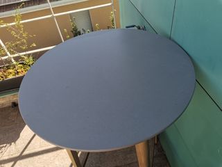 Tavolo rotondo alto 70cm in legno e cemento