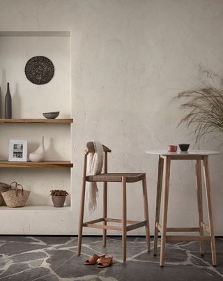 Tavolo rotondo alto 70cm in legno e cemento