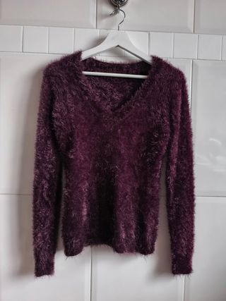 Jersey pelo berenjena con escote en pico.
