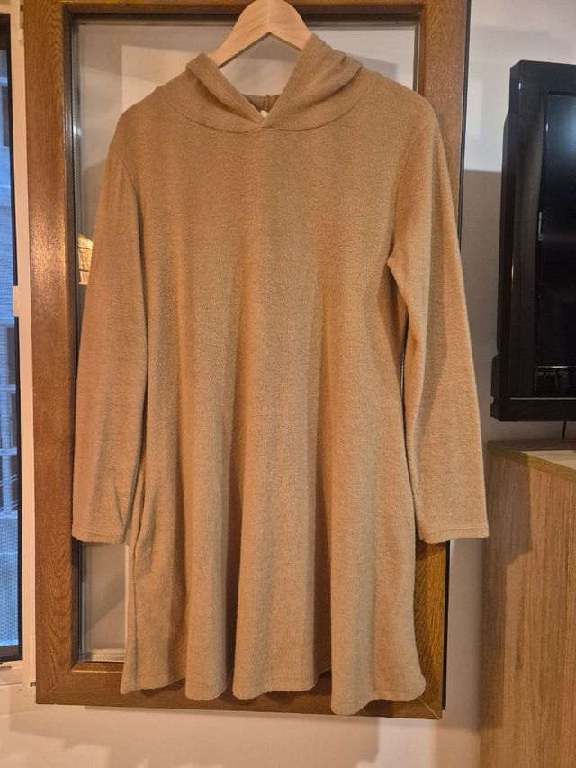 Vestido de invierno con capucha