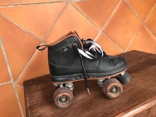 Patines negros con cordones blancos