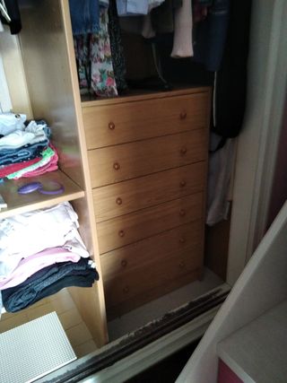 Armario ropero de madera:
- 2 puertas correderas 
