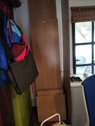 Armario ropero de madera:
- 2 puertas correderas 
