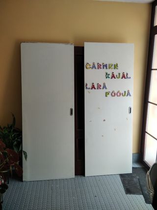 Armario ropero de madera:
- 2 puertas correderas 
