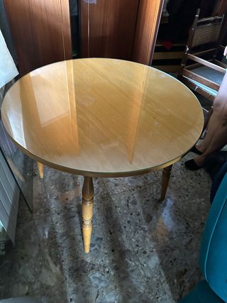 Mesa redonda de madera