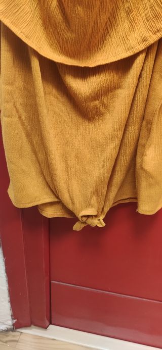 Camiseta Primark niña cuello barco mostaza