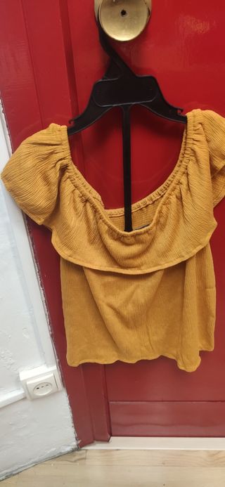 Camiseta Primark niña cuello barco mostaza