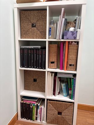 Mueble Kallax con cajas de almacenamiento