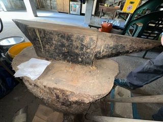 Yunque de hierro grande