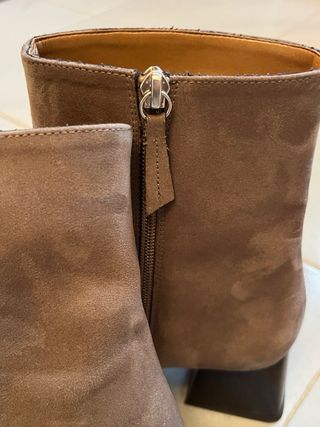 Botín Mireia Playa ante marrón