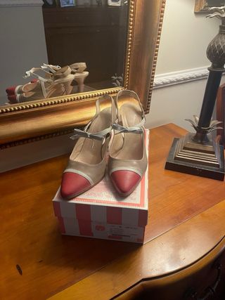 Zapatos destalonados de piel beige y rojo