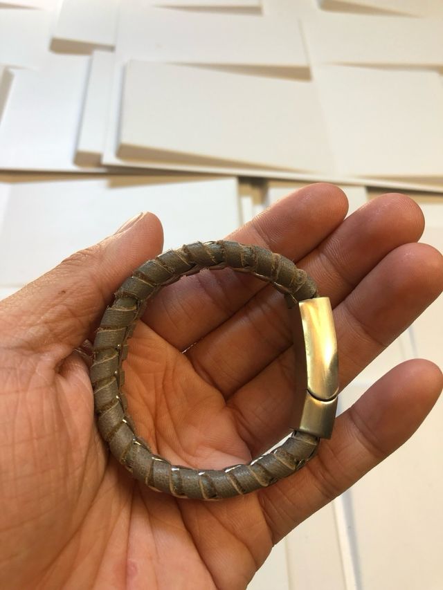Bracciale in pelle grigia Senggi con chiusura in metallo