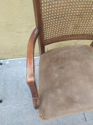 Sillón antiguo de madera y ratán