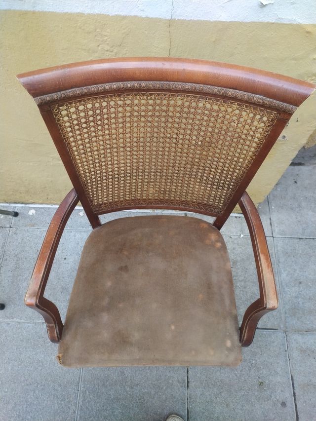 Sillón antiguo de madera y ratán