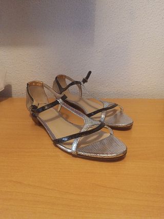Sandalias de mujer plateadas y negras