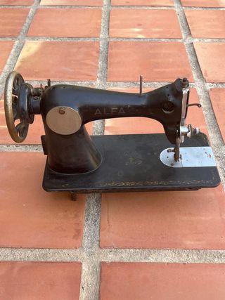 Máquina de coser antigua Alfa para decoración.