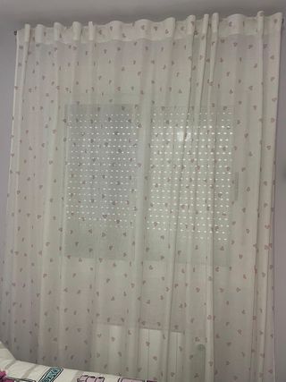 Bonitas cortinas blancas con corazones rosas