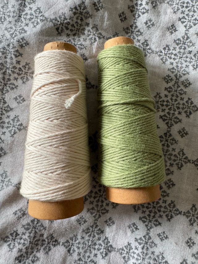 Bobinas de algodón color crudo y verde