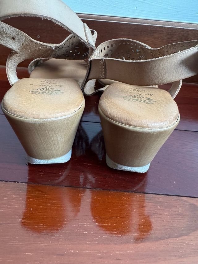 Sandalias cuña beige
