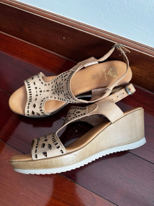 Sandalias cuña beige