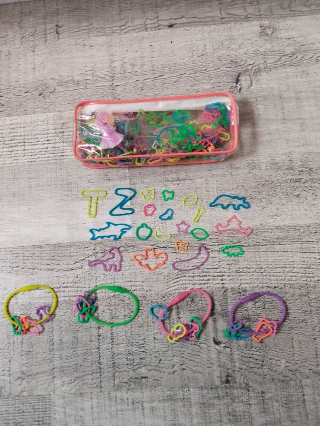 Pulseras con formas de goma.