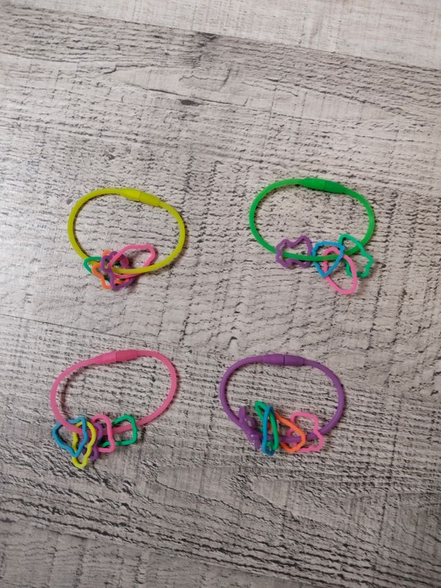 Pulseras con formas de goma.