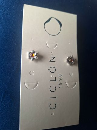 Pendientes en forma de flor de la marca Ciclón 