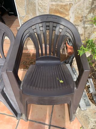 Sillas de terraza marrones
