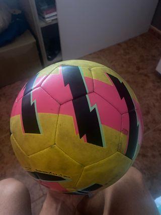 Balón de fútbol amarillo, rosa y negro