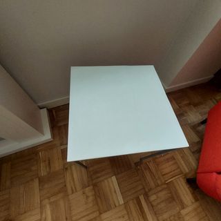 Mesa auxiliar 44x44 y 50 alto.
Blanco alguna marca
