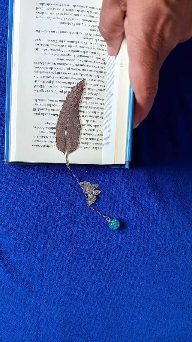 Marcador libro pluma metal y mariposa