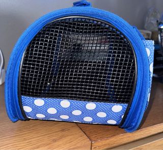 Transportín para mascotas azul con lunares blancos