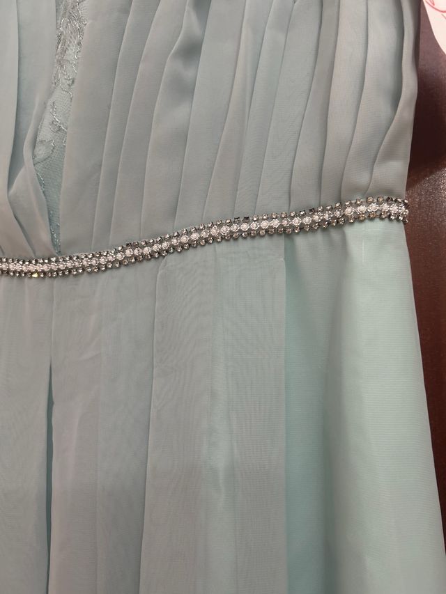 Vestido de fiesta verde azulado con pedrería