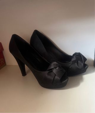 Tacones negros peep toe con lazo