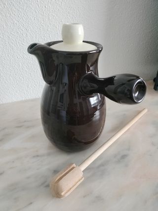 Jarra chocolate cerámica 20cm + batidor madera