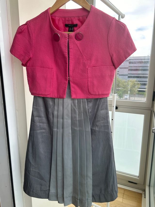 Vestido gris y chaquetita fucsia