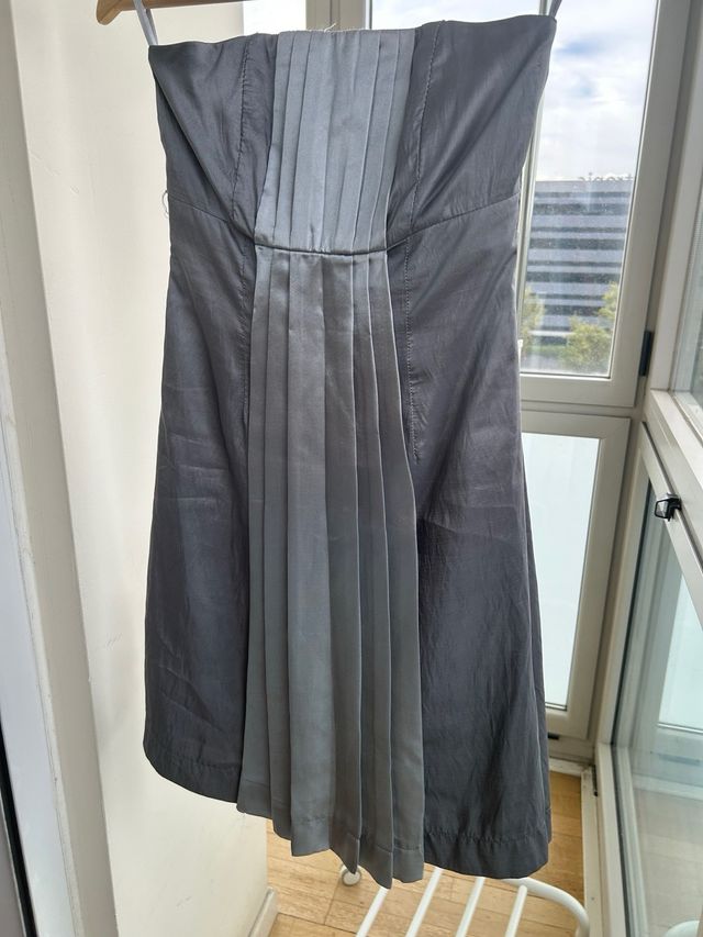 Vestido gris y chaquetita fucsia