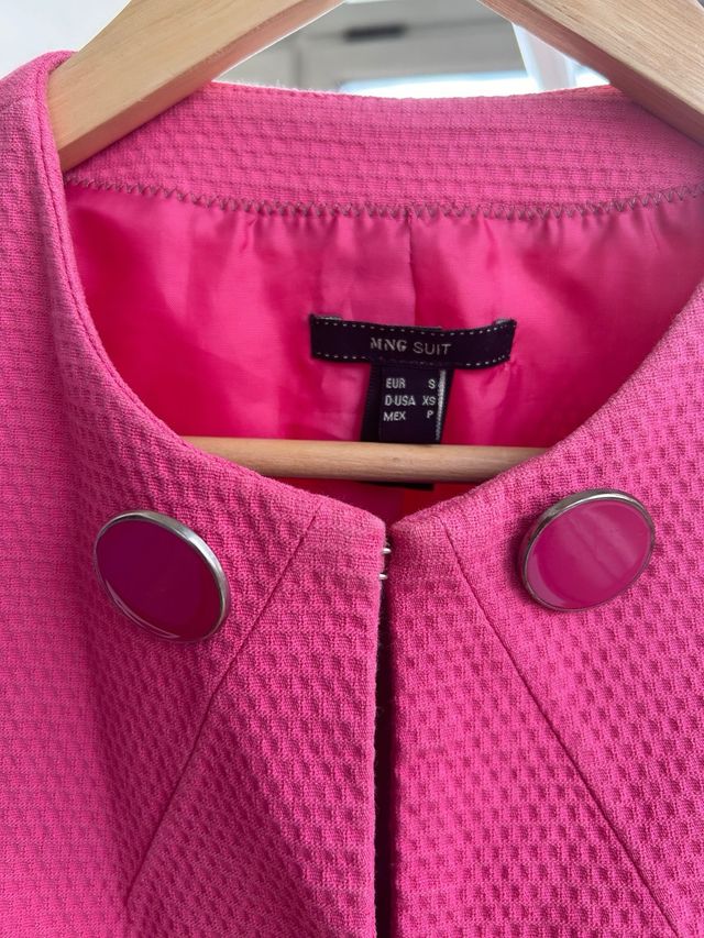 Vestido gris y chaquetita fucsia