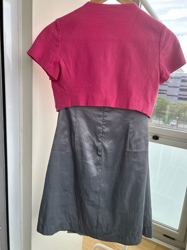 Vestido gris y chaquetita fucsia