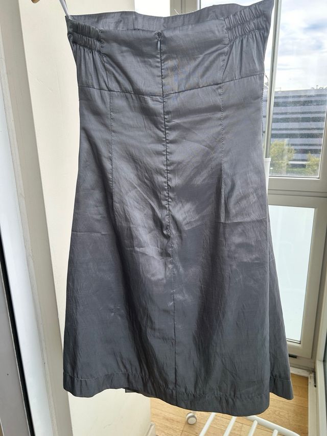 Vestido gris y chaquetita fucsia