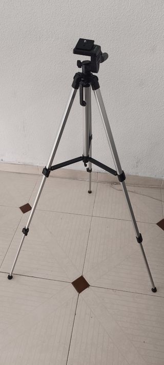 Trípode gris con bolsa