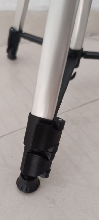 Trípode gris con bolsa