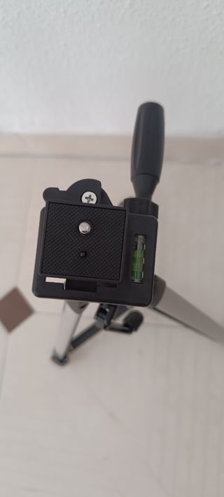 Trípode gris con bolsa