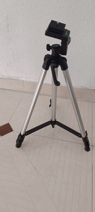 Trípode gris con bolsa