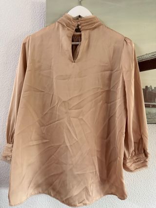Blusa Zara dorada cuello alto